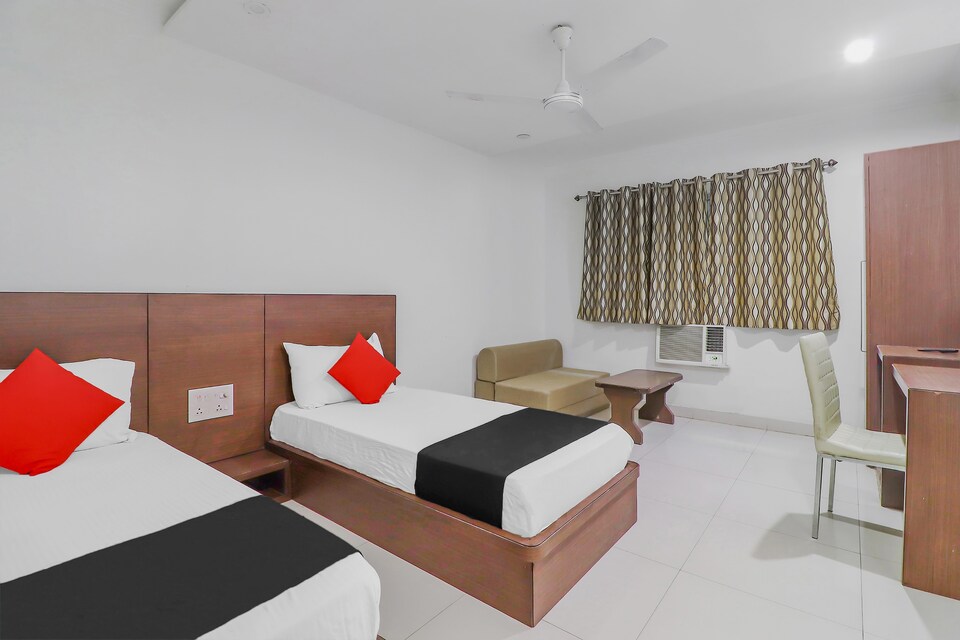 Capital O 81565 Hotel M.G, Fatehabad Road, Agra