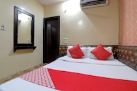 OYO Flagship 81569 The Red Rose Inn