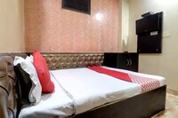 OYO Flagship 81569 The Red Rose Inn