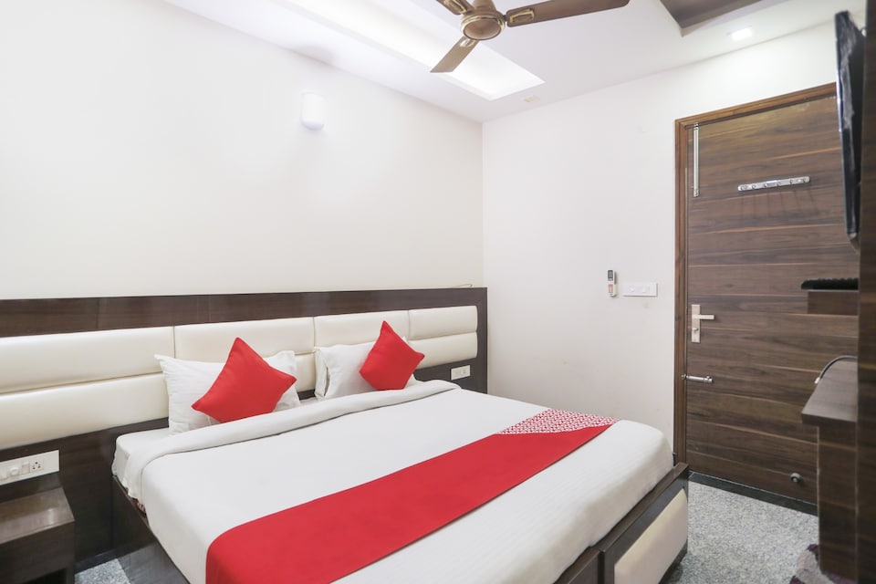 OYO 81573 Golf View Stays, Golf Course Road, Gurgaon