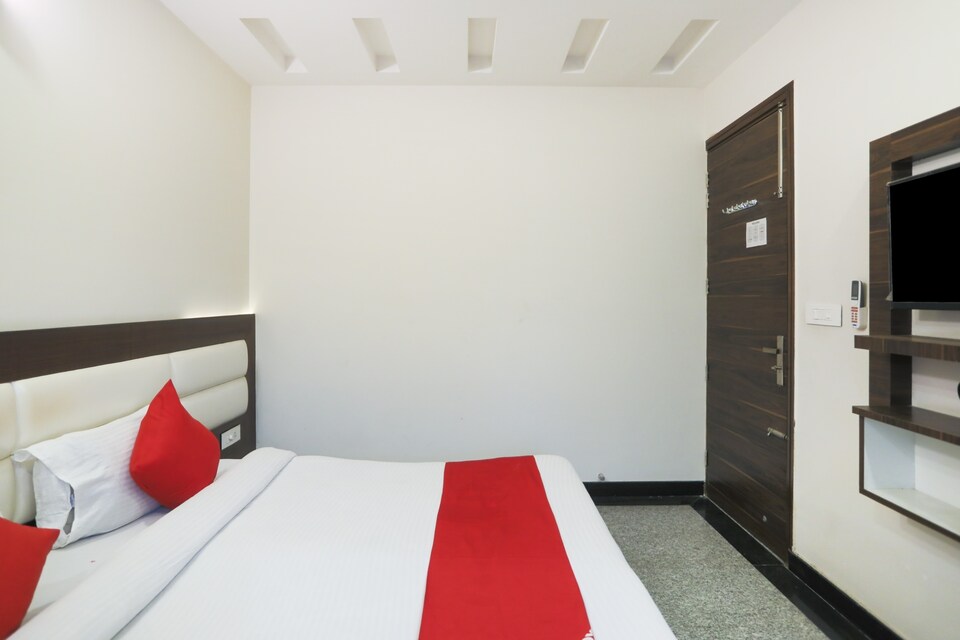 OYO 81573 Golf View Stays, Golf Course Road, Gurgaon