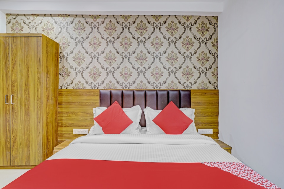 OYO Flagship Hotel Blue Star, Navrangpura Ahmedabad, Ahmedabad