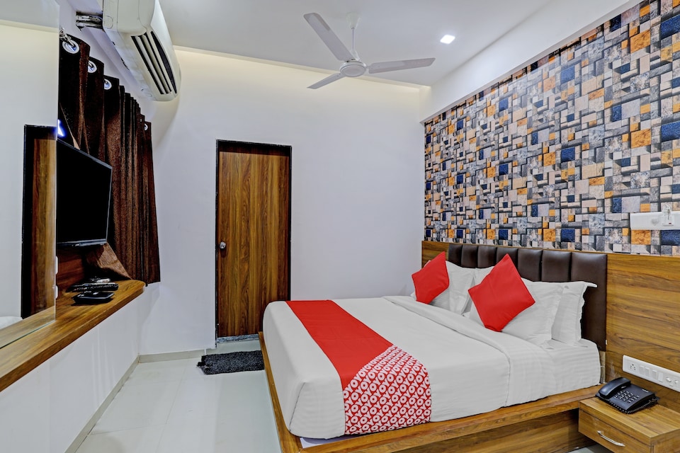 OYO Flagship Hotel Blue Star, Navrangpura Ahmedabad, Ahmedabad