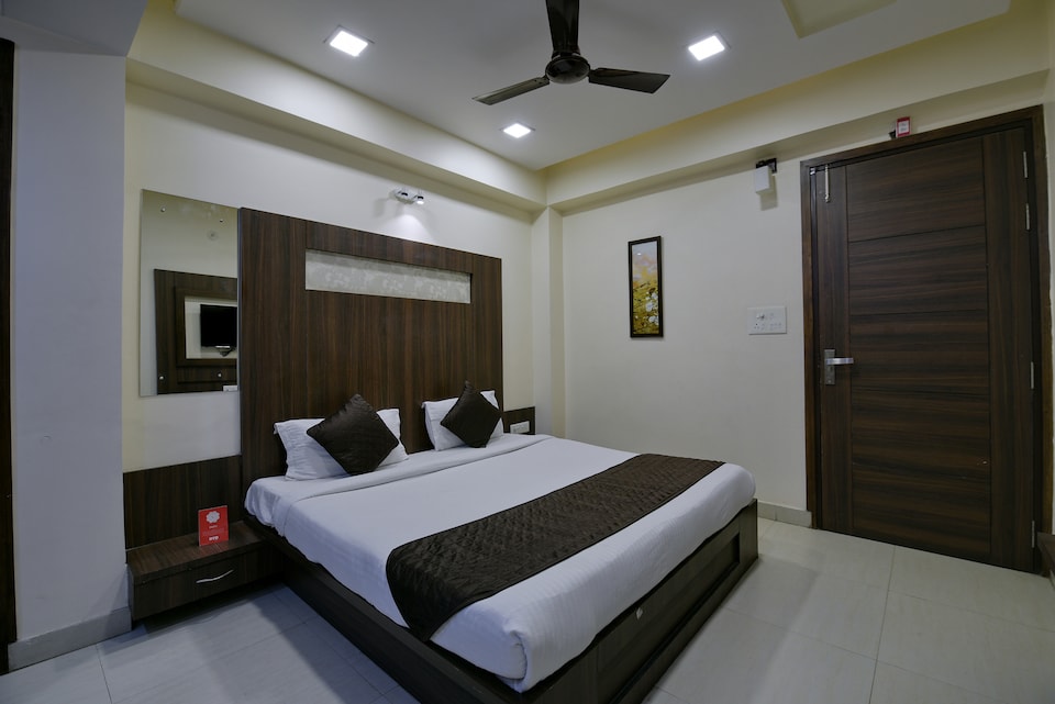 Capital O 6805 The Ghoonghat Banipark, Sindhi Camp, Jaipur