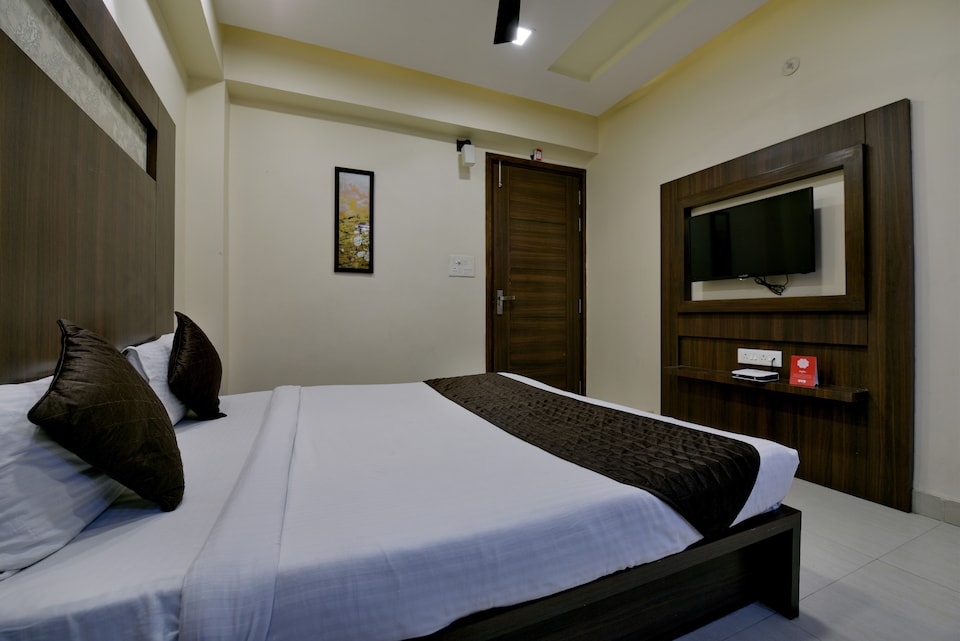 Capital O 6805 The Ghoonghat Banipark, Sindhi Camp, Jaipur