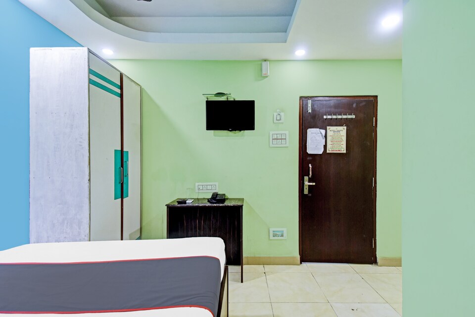 Collection O 81920 Hotel Happy, VIP Road Kolkata, Kolkata