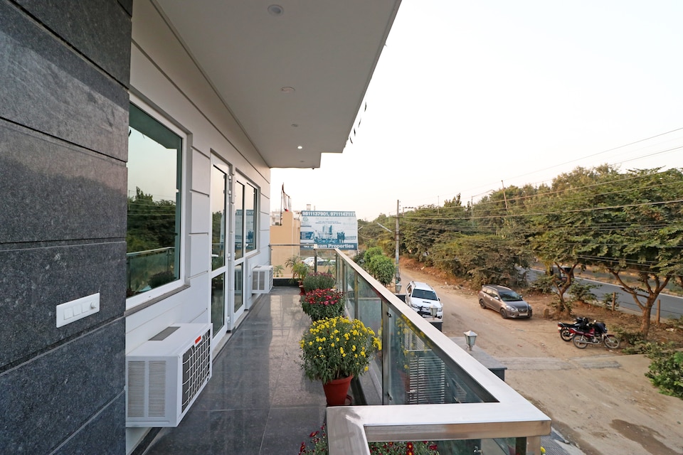 OYO 6812 Taksh Residency, HUDA CENTRE 1, गुड़गांव