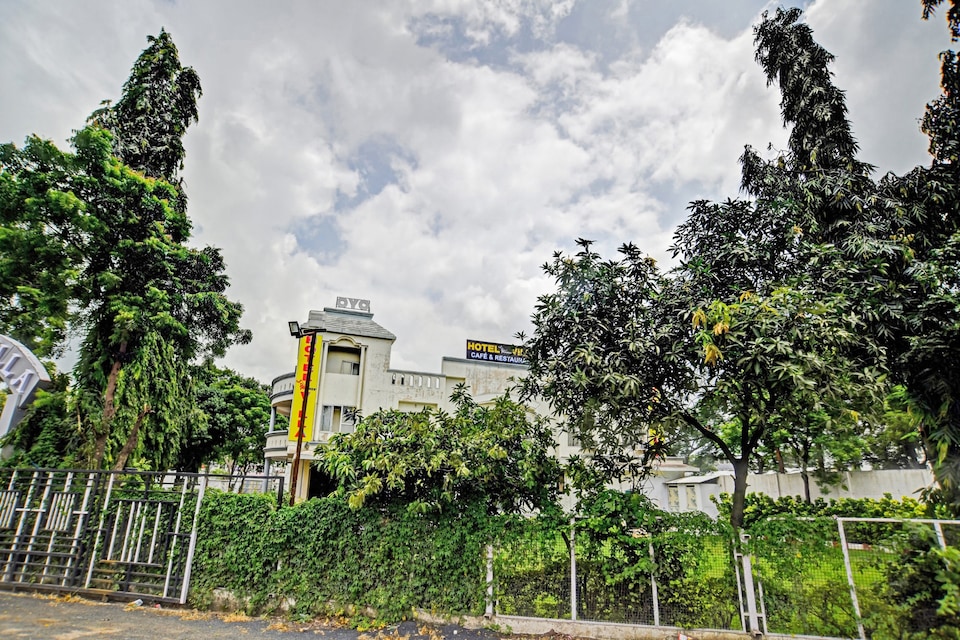 Capital O 82005 Hotel Shree Villa, Rajender Nagar, Indore