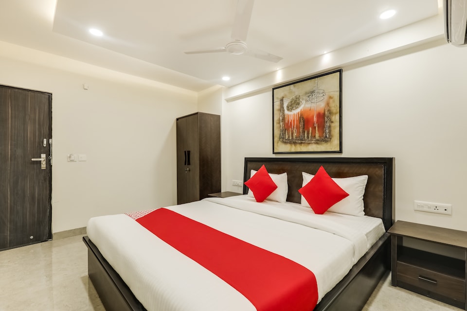 Townhouse OAK Imperial Regency, MG Road Indore, इंदौर