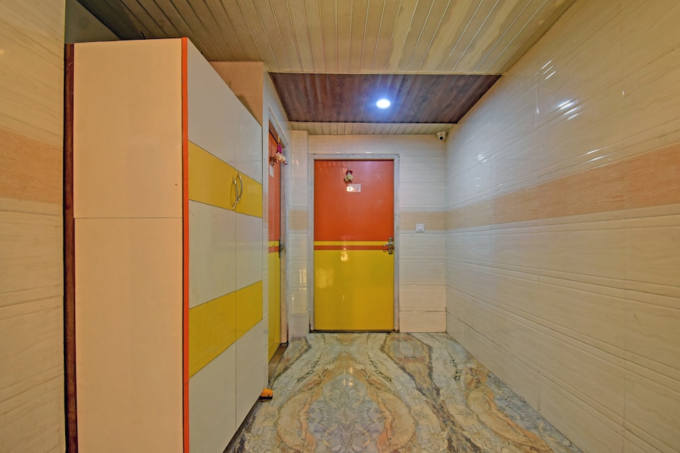 Hotel O The Royal Inn, VIP Road Kolkata, Kolkata