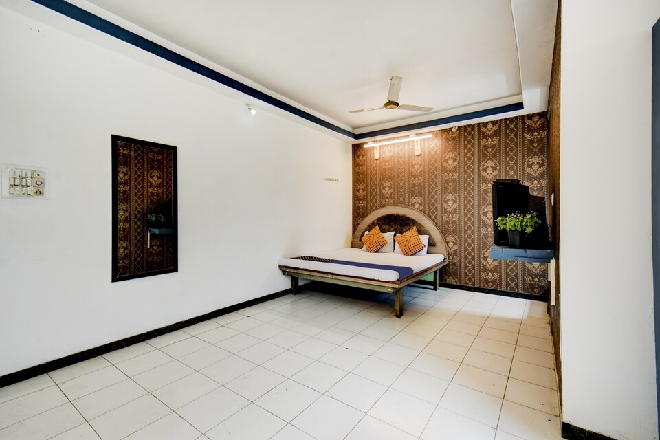 SPOT ON 82183 Moonlight Lodging And Resto Cafe, Beed by pass, Aurangabad