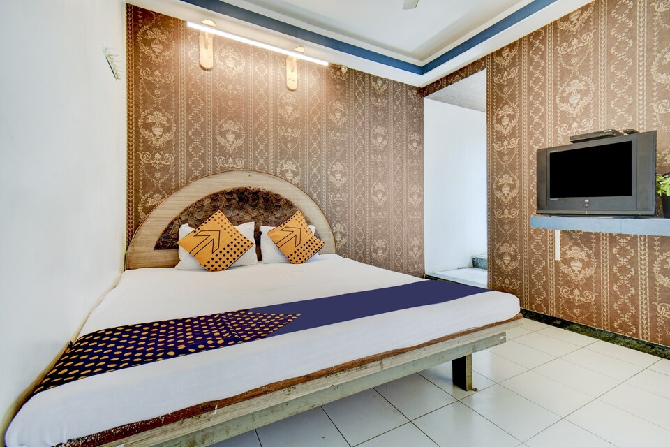 SPOT ON 82183 Moonlight Lodging And Resto Cafe, Beed by pass, Aurangabad