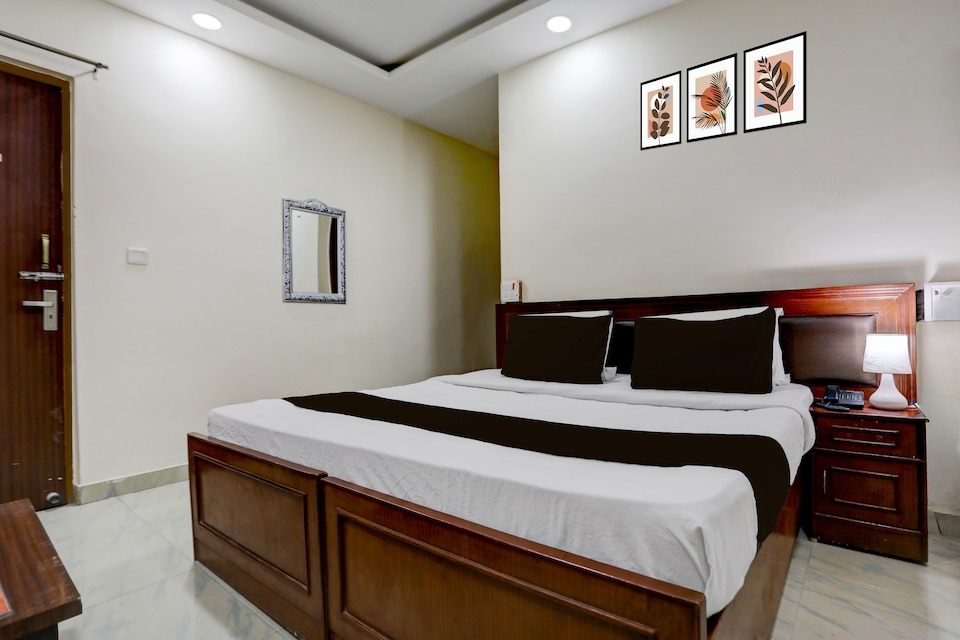 Hotel O Rae Bareli Railway Junction Formerly Nova Resorts & Luxury Farm, Raebareily city, Raebareily