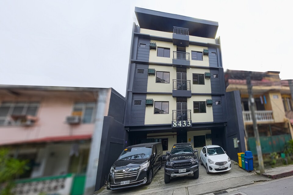 Vaccinated Staff - OYO 818 The Budget Inn, Makati Manila, Makati City