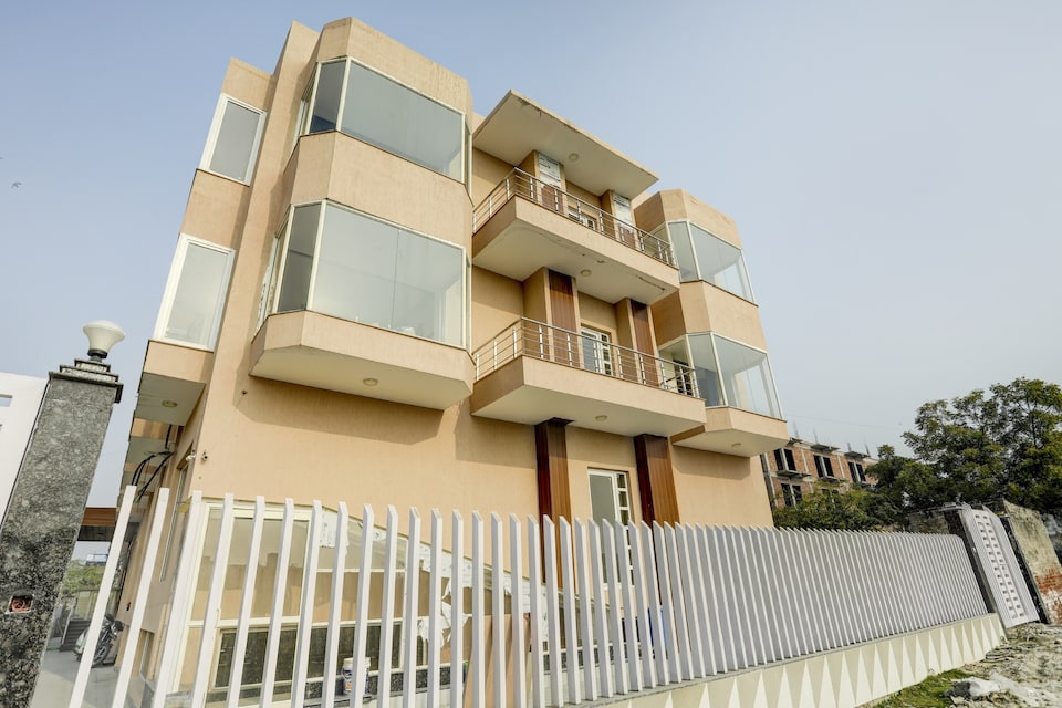 OYO Townhouse 491 Hotel Elegant Kp-moca Near PVR Ansal Plaza Greater Noida, Greater Noida, Noida