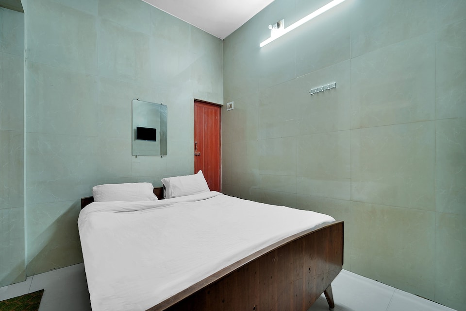 SPOT ON 82515 Mohan Lodge, Reddipatti Salem-II, Salem