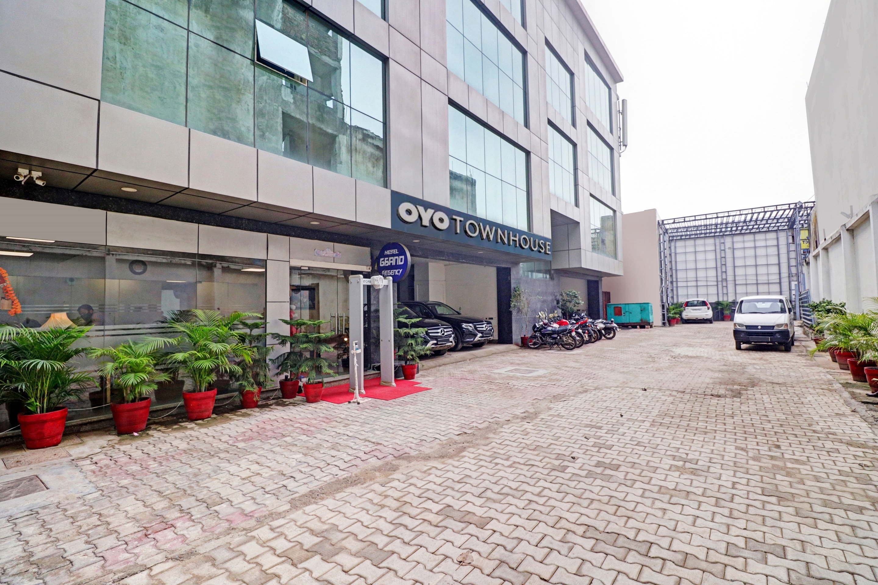Townhouse Hotel Galaxy Stay, Townhouse Delhi Transit, Book ₹1673 OYO