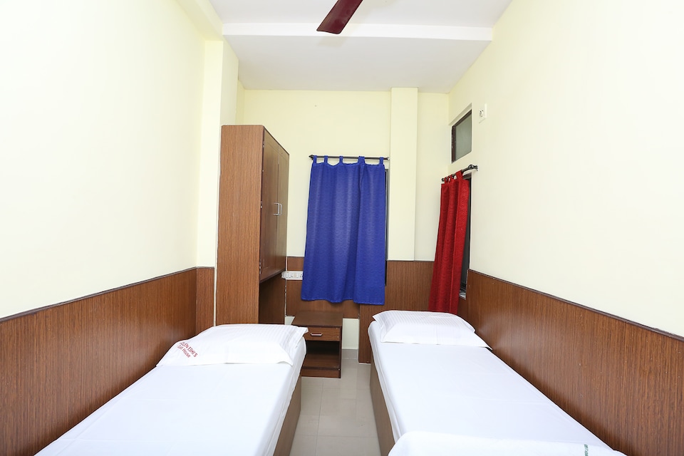 SPOT ON Eshi Guest House Near PVR Cinemas Skywalk, Anna Nagar Chennai, Chennai