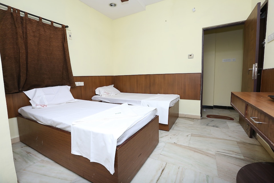 SPOT ON Eshi Guest House Near PVR Cinemas Skywalk, Anna Nagar Chennai, Chennai