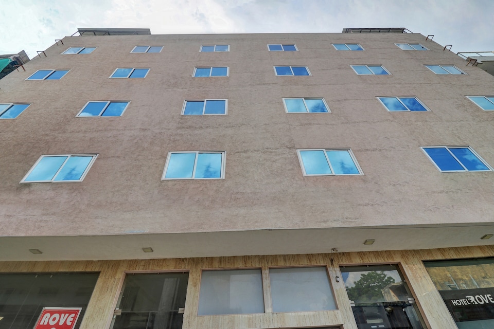 OYO Collection O 82630 Premium Suites, Airport Delhi, Delhi Transit