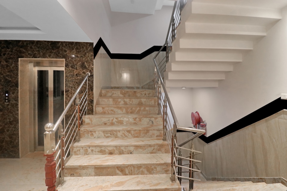 OYO Collection O 82630 Premium Suites, Airport Delhi, Delhi Transit