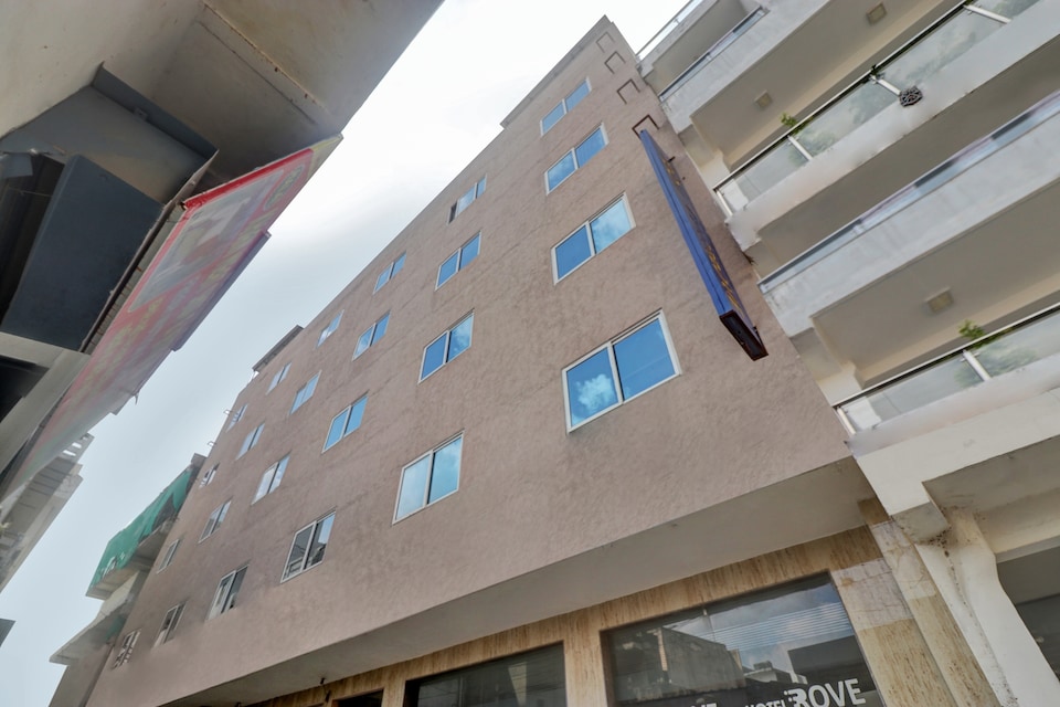OYO Collection O 82630 Premium Suites, Airport Delhi, Delhi Transit