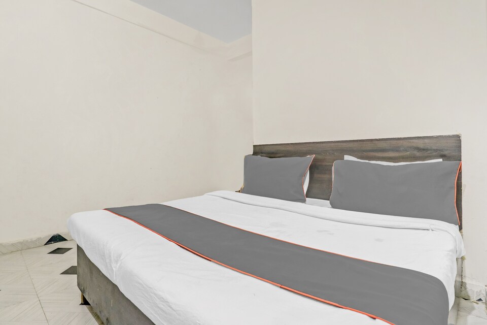 Collection O The Crown Near Gokulpuri Metro Station, Anand Vihar Delhi, Delhi