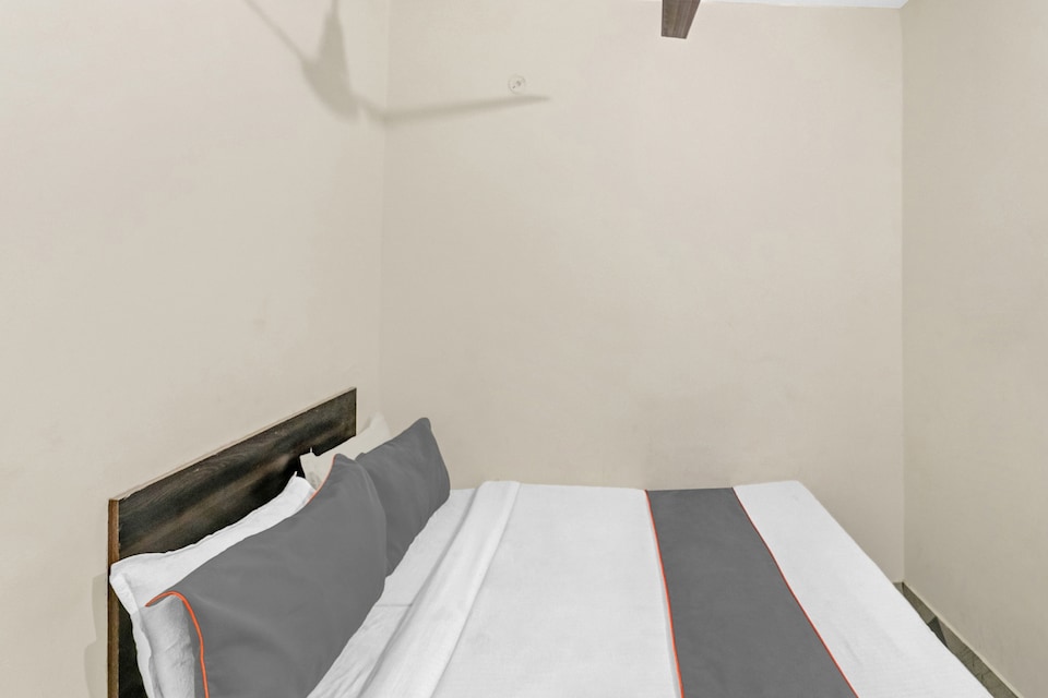 Collection O The Crown Near Gokulpuri Metro Station, Anand Vihar Delhi, Delhi