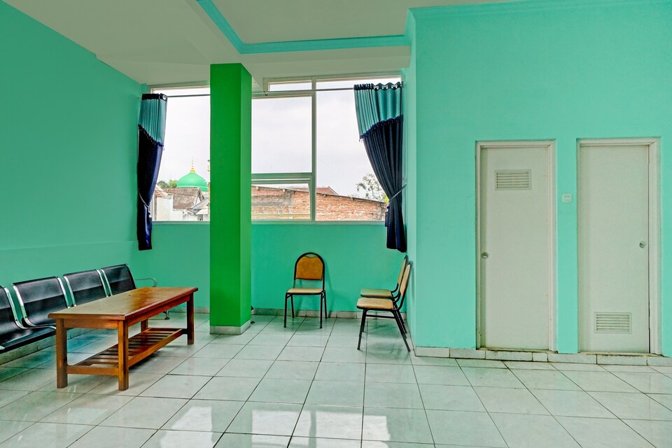 OYO 90630 The Town Tavern, Malang Malang, Malang