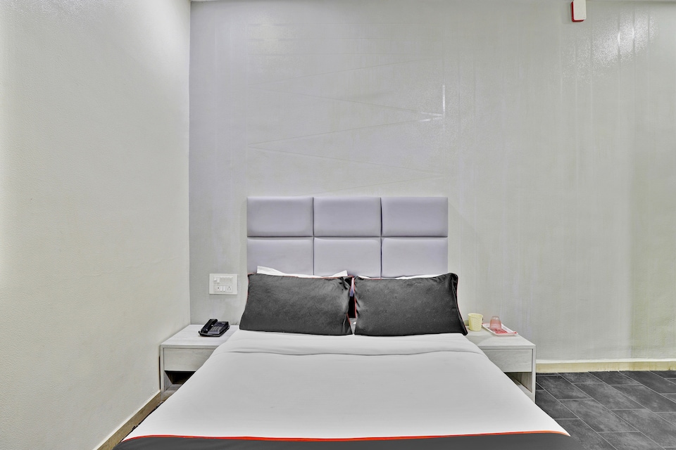 Collection O Hotel Unicorn, Airport Surat, Surat