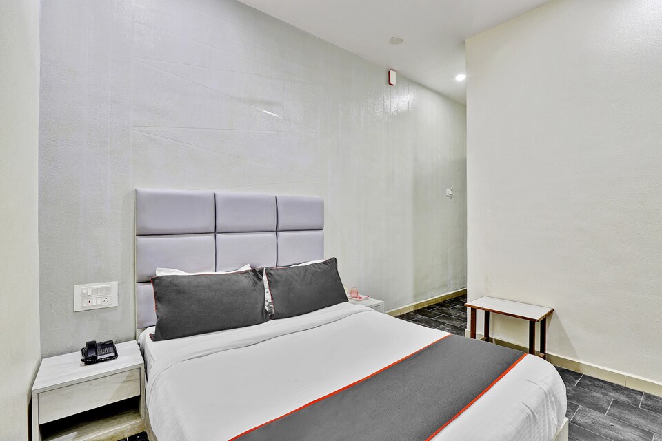 Collection O Hotel Unicorn, Airport Surat, Surat