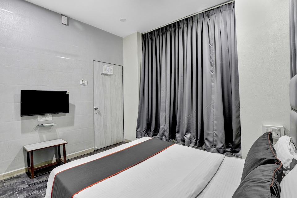 Collection O Hotel Unicorn, Airport Surat, Surat