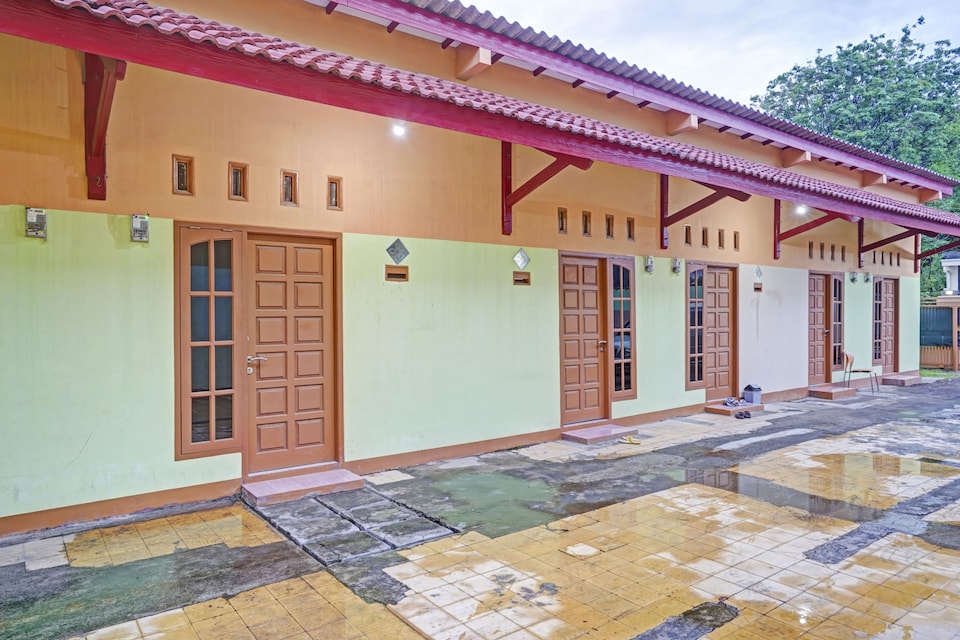 OYO 90648 Kusnan Guest House Syariah, Cirebon, Cirebon