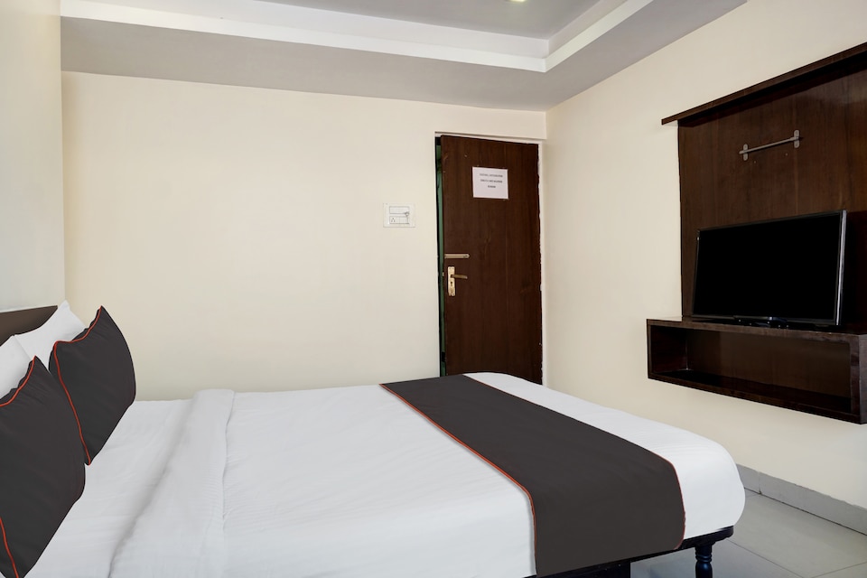 Collection O Hotel Chetan Executive, Hadapsar Pune, Pune