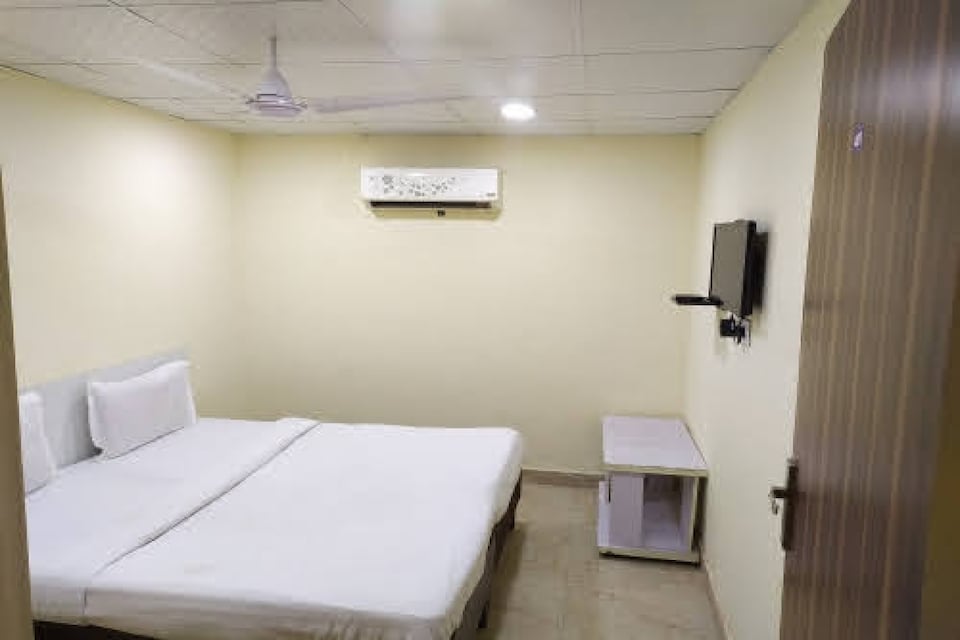 OYO 83007 Grand Inn Hotel, Paschim Vihar Delhi, Delhi