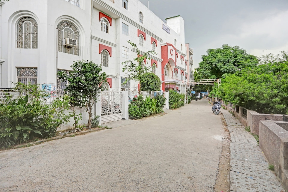 Collection O Hotel V Palace Near M2K Cinemas Rohini, Pitampura - Rohini Delhi, Delhi