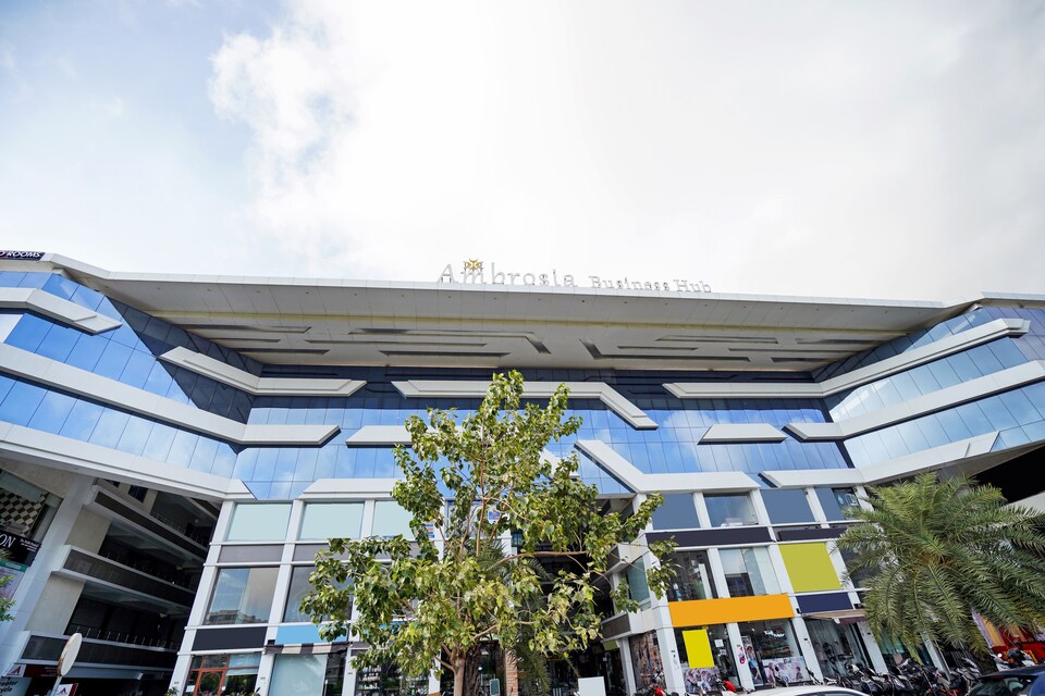 OYO Flagship Hotel Sky, Airport Surat, सूरत