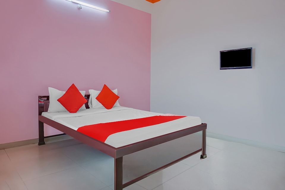 OYO Flagship 83107 Surya Lodge, Hadapsar Pune, Pune