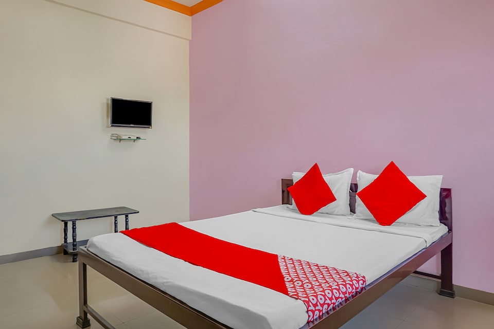 OYO Flagship 83107 Surya Lodge, Hadapsar Pune, Pune