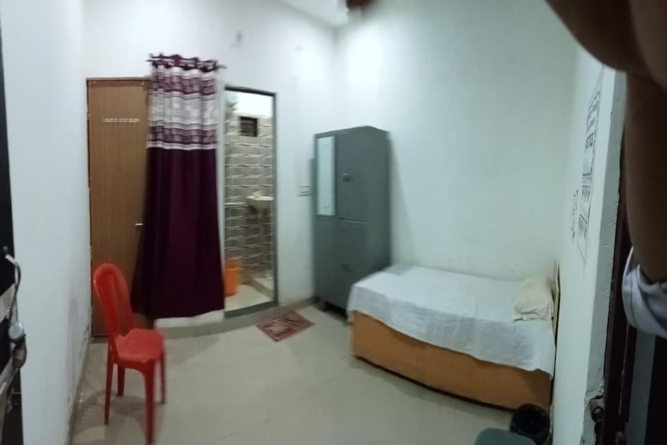 OYO 83150 Priya Guest House, Corporate Complex, Agra