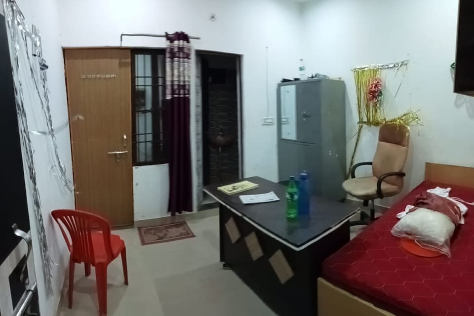 OYO 83150 Priya Guest House, Corporate Complex, Agra