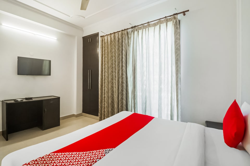 Flagship Hotel Grand Inn Near Appu Ghar, HUDA CENTRE 1, Gurgaon