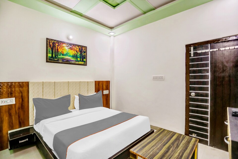 Collection O 83182 Hotel Deep Palace, Banke Bihari Mandir Vrindavan, Vrindavan