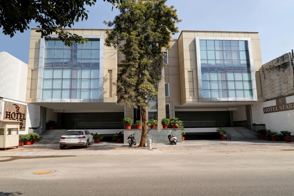 OYO Townhouse 570 The Party Hotel, Chhatarpur Delhi, Delhi