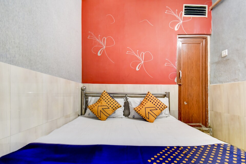 SPOT ON Hotel Shabnam Near St. Thomas's Church, Esplanade Kolkata, Kolkata