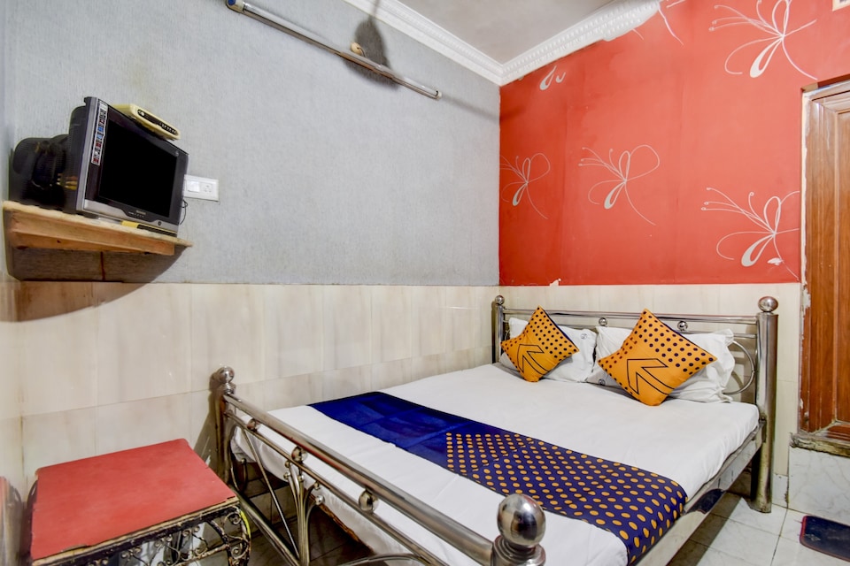 SPOT ON Hotel Shabnam Near St. Thomas's Church, Esplanade Kolkata, Kolkata