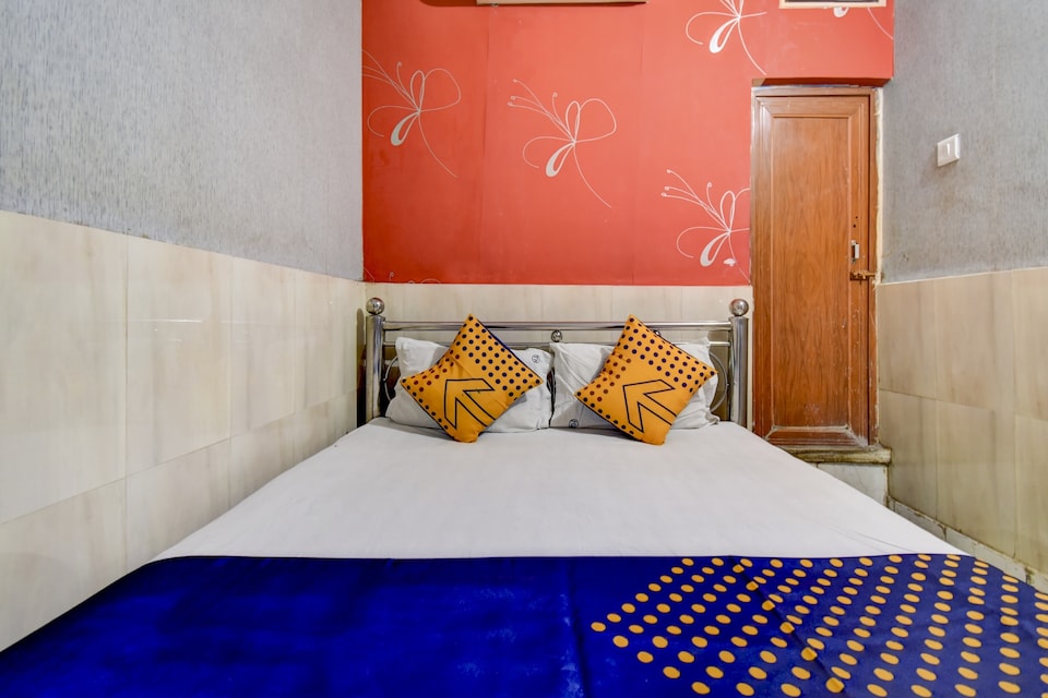 SPOT ON Hotel Shabnam Near St. Thomas's Church, Esplanade Kolkata, Kolkata