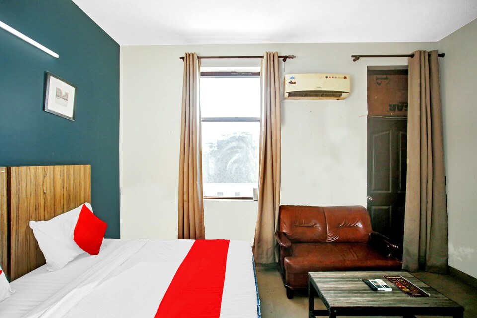 OYO Flagship 83268 Fly View 61, Noida City, Noida