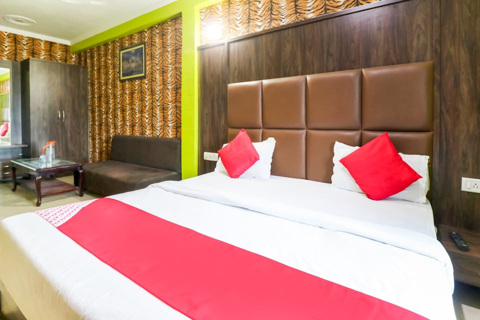 OYO 6908 Hotel Royal City, Azamgarh, Azamgarh