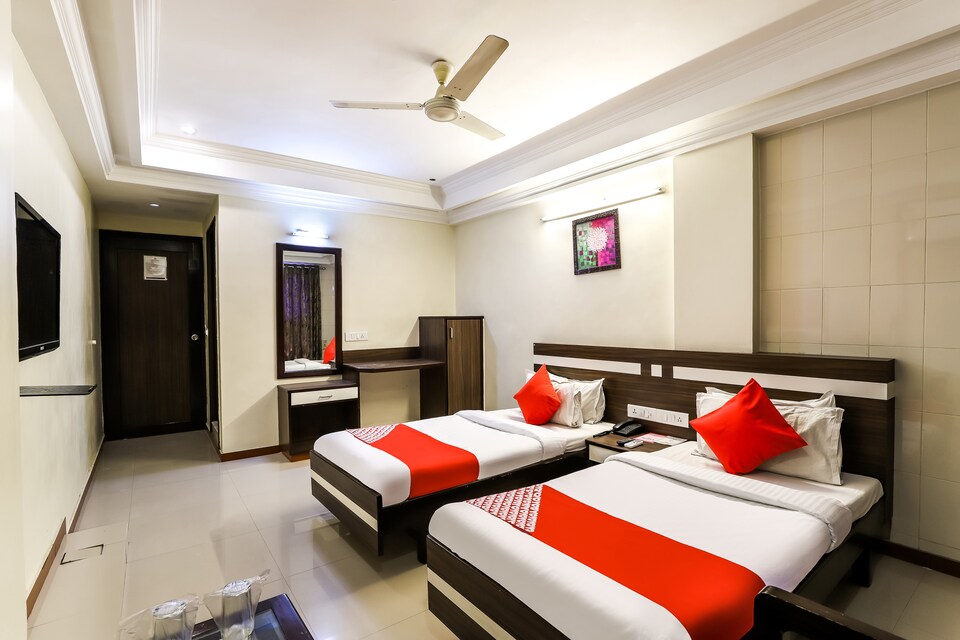 Live on VAD126, Alkapuri Vadodara, Vadodara